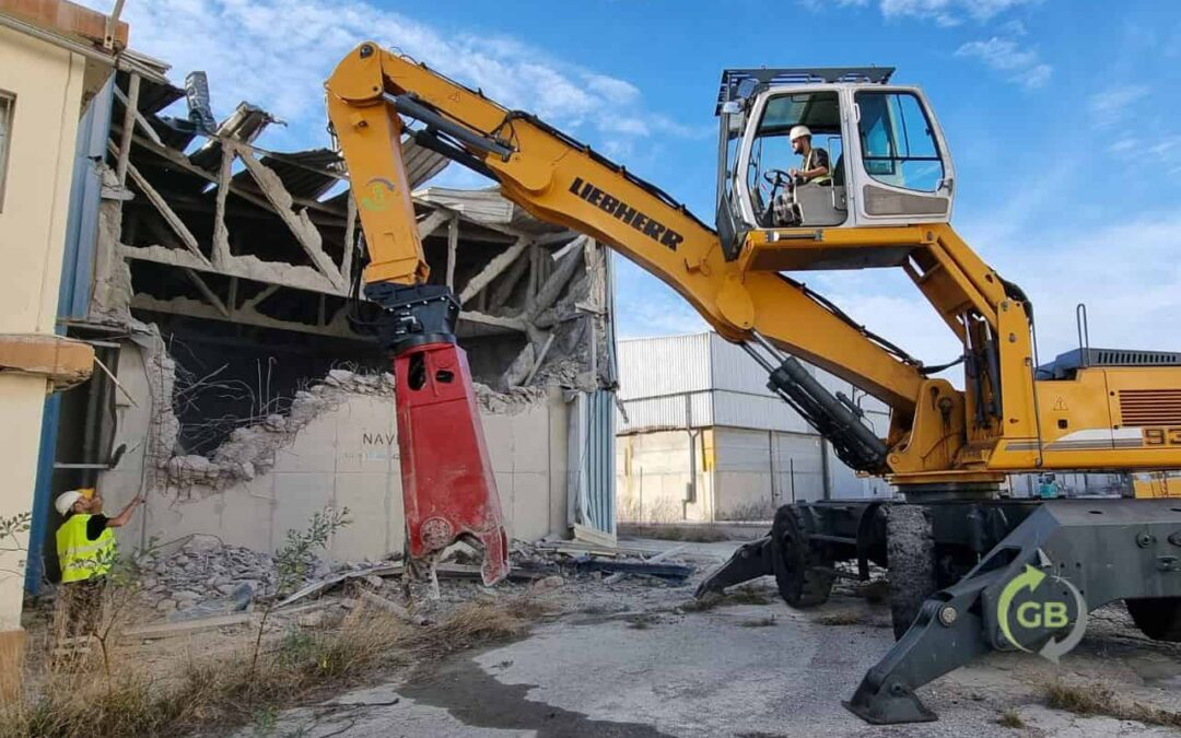 Operarios y trabajadores de Grupo Braceli en sus labores de demolición y desmontajes industriales después de haberse formado en materiales de construcción sostenibles.