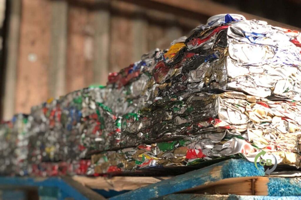 Latas de aluminio condensadas en planta de reciclaje bajo el Plan Estatal Marco de Gestión de Residuos (PEMAR).