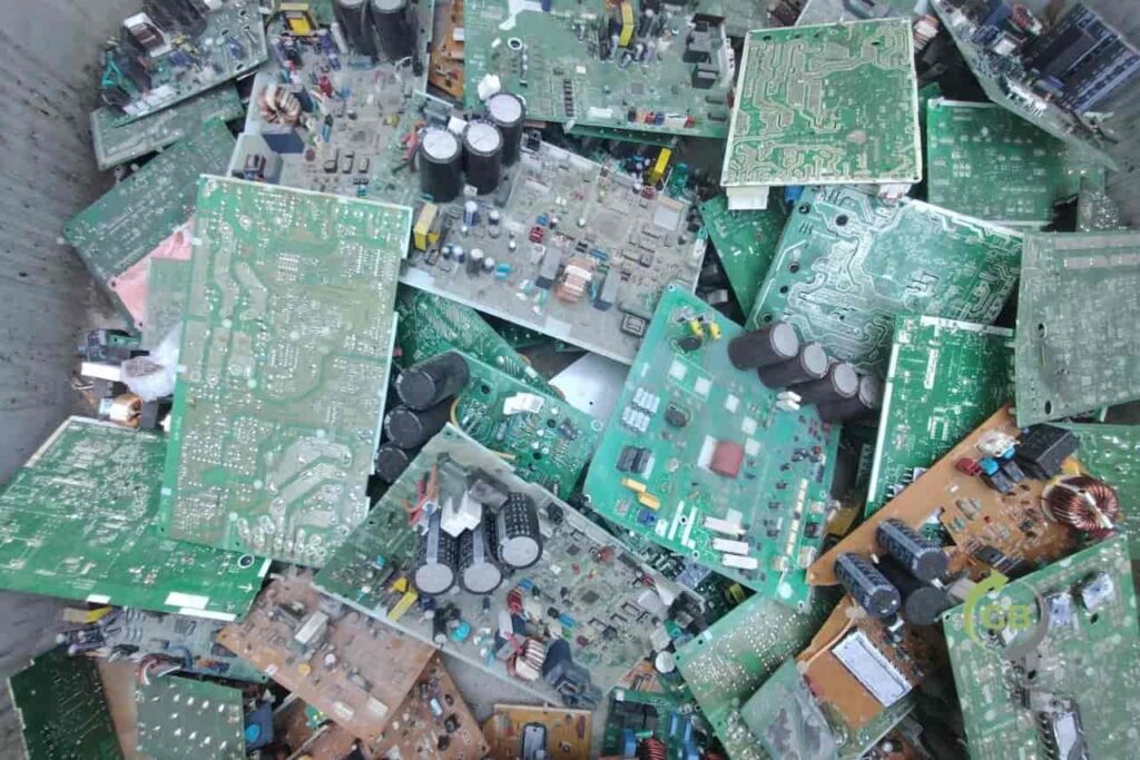 Residuos peligrosos de placas de televisión en planta de reciclaje según el Plan Estatal Marco de Gestión de Residuos (PEMAR).